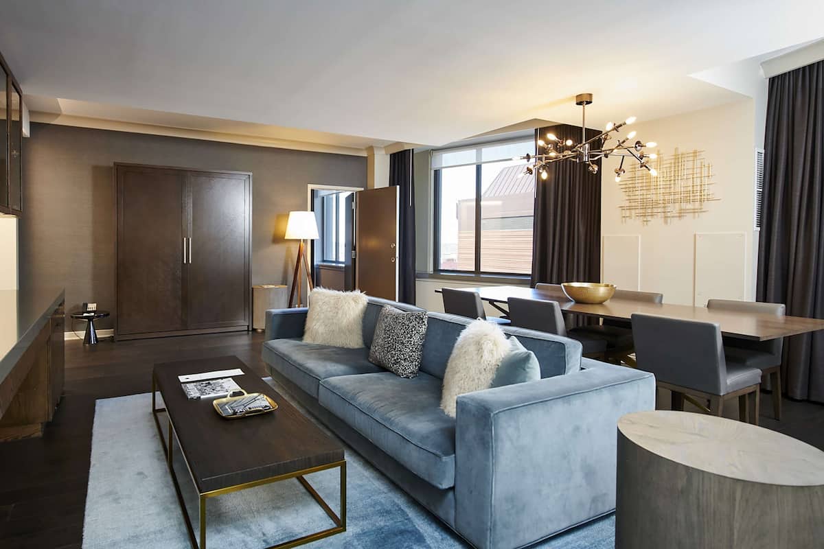 Suite, 1 Bedroom (Soiree) | Ruang tamu | 42 inci televisyen skrin rata dengan kabel, TV, stesen dok iPod