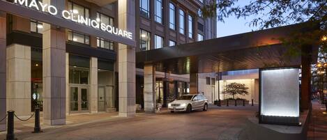 Un edificio moderno con un cartel que dice "Mayo Clinic Square".