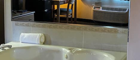 Standaard suite, 1 kingsize bed | Een kluis op de kamer, een bureau, een strijkplank/strijkijzer