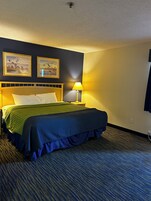 Suite estándar, 1 cama de matrimonio grande | Caja fuerte, escritorio, tabla de planchar con plancha y wifi gratis