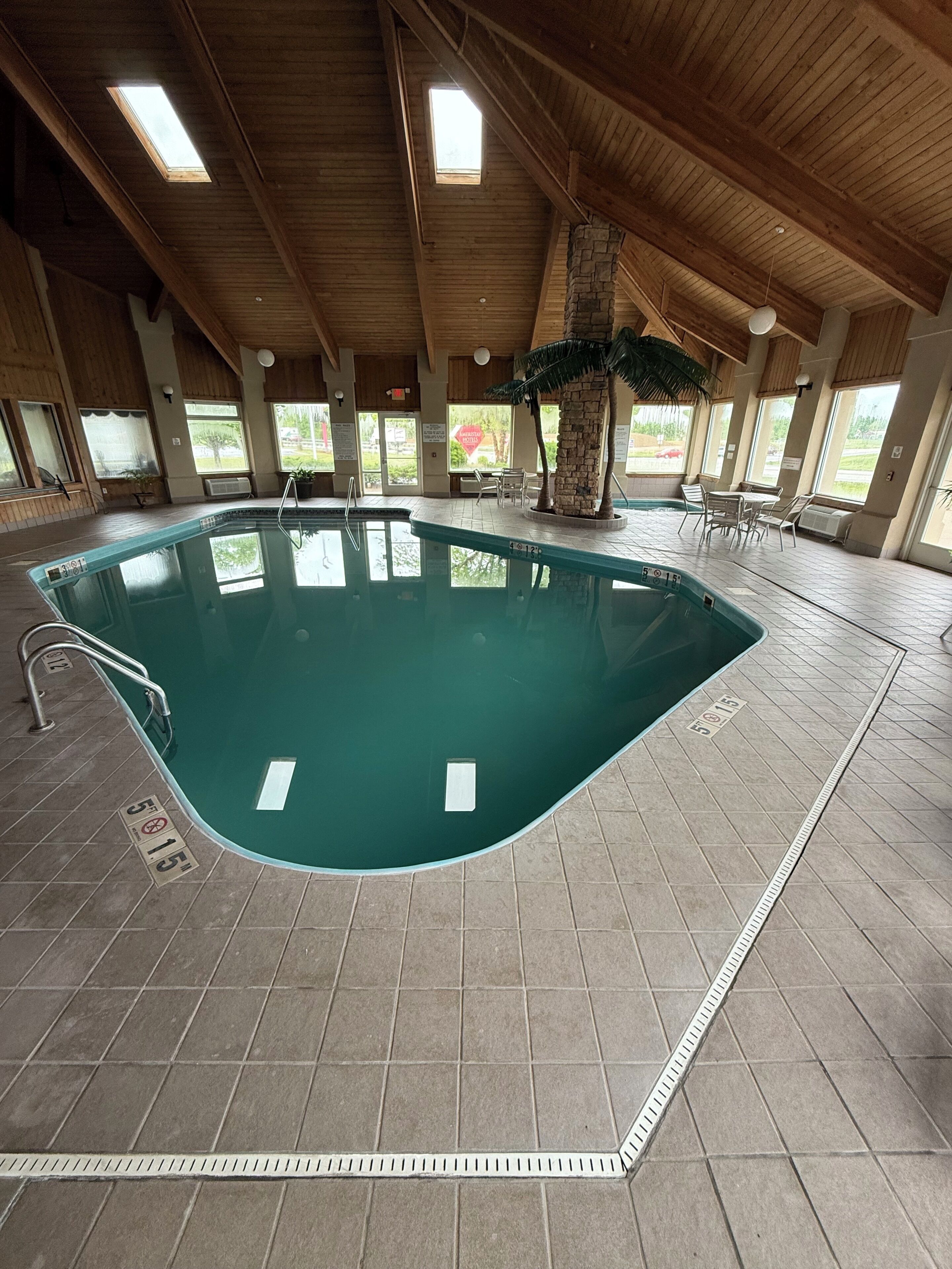 Indoor pool, sun loungers