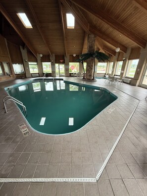 Piscine couverte, chaises longues