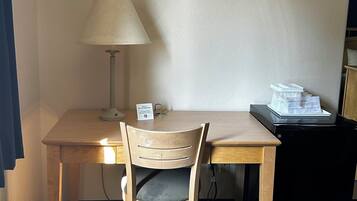 Dobbeltrom – standard, 2 dobbeltsenger | Safe på rommet, skrivebord, strykejern/-brett og wi-fi (inkludert)