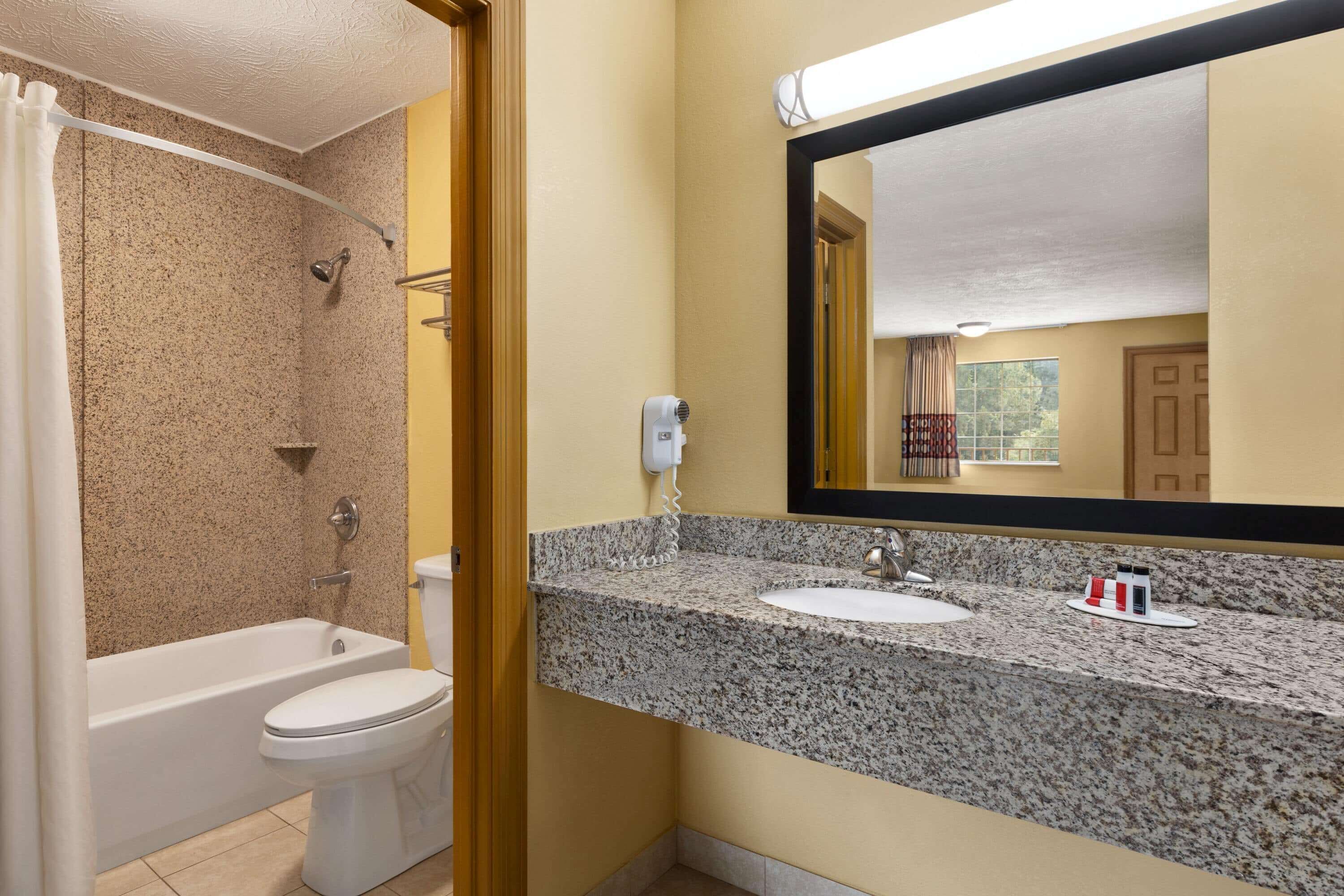 Zimmer, 1 King-Bett, barrierefrei, Nichtraucher (Mobility) | Badezimmer | Duschwanne, Komfortbadewanne, kostenlose Toilettenartikel, Haartrockner