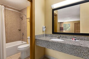 Kamar, 1 Tempat Tidur King, akses difabel, Bebas Asap Rokok (Mobility) | Kamar mandi | Kombinasi shower/bathtub, bathtub besar,  dan perlengkapan mandi gratis