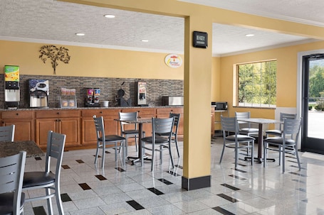 Café da manhã para viagem grátis todos os dias. Super 8 by Wyndham Whites Creek/ Nashville NW Area