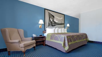 Escritorio, cortinas blackout y tabla de planchar con plancha