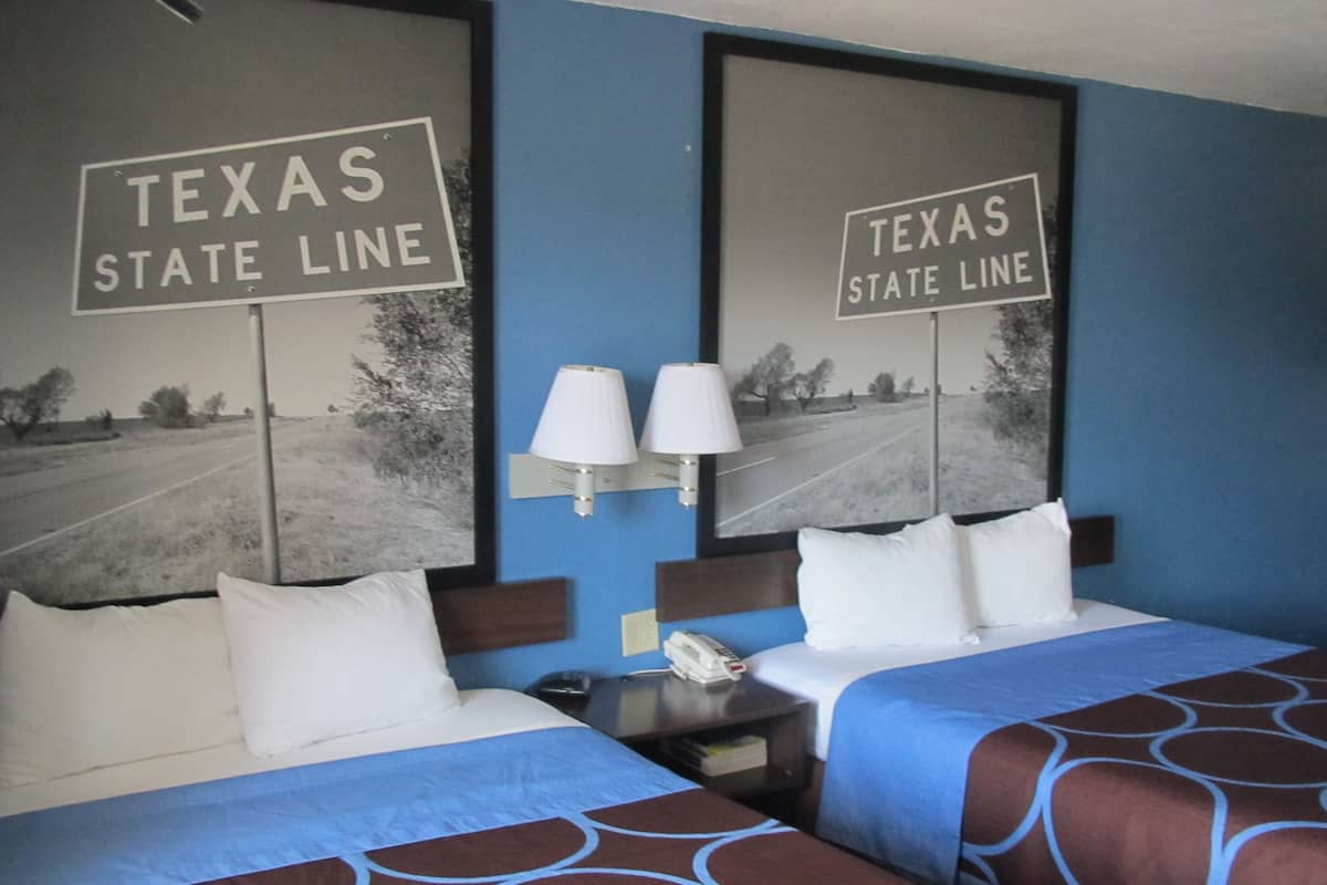 Escritorio, cortinas blackout y tabla de planchar con plancha