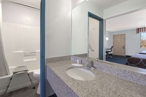Bañera con ducha, secador de pelo, toallas