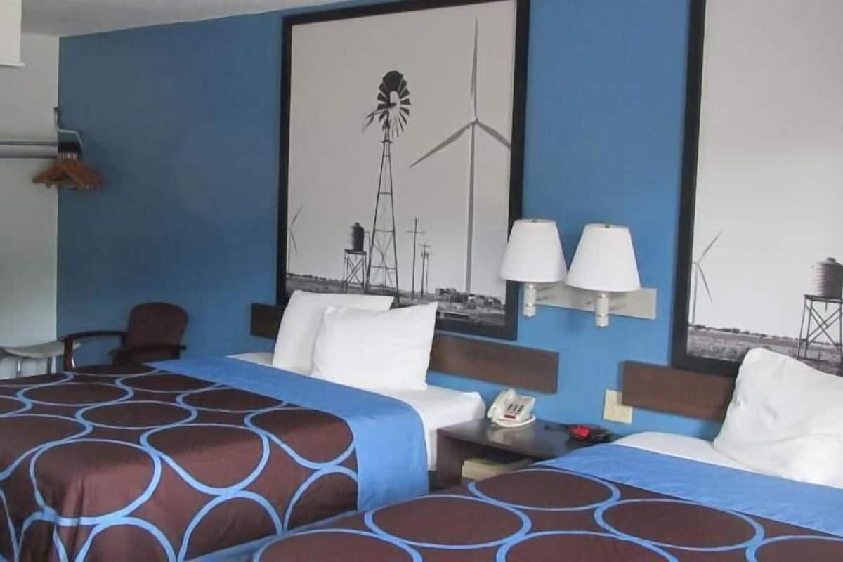 Escritorio, cortinas blackout y tabla de planchar con plancha