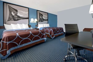 Escritorio, cortinas blackout y tabla de planchar con plancha 