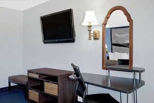 Habitación estándar, 1 cama de matrimonio grande | Escritorio, cortinas opacas, tabla de planchar con plancha