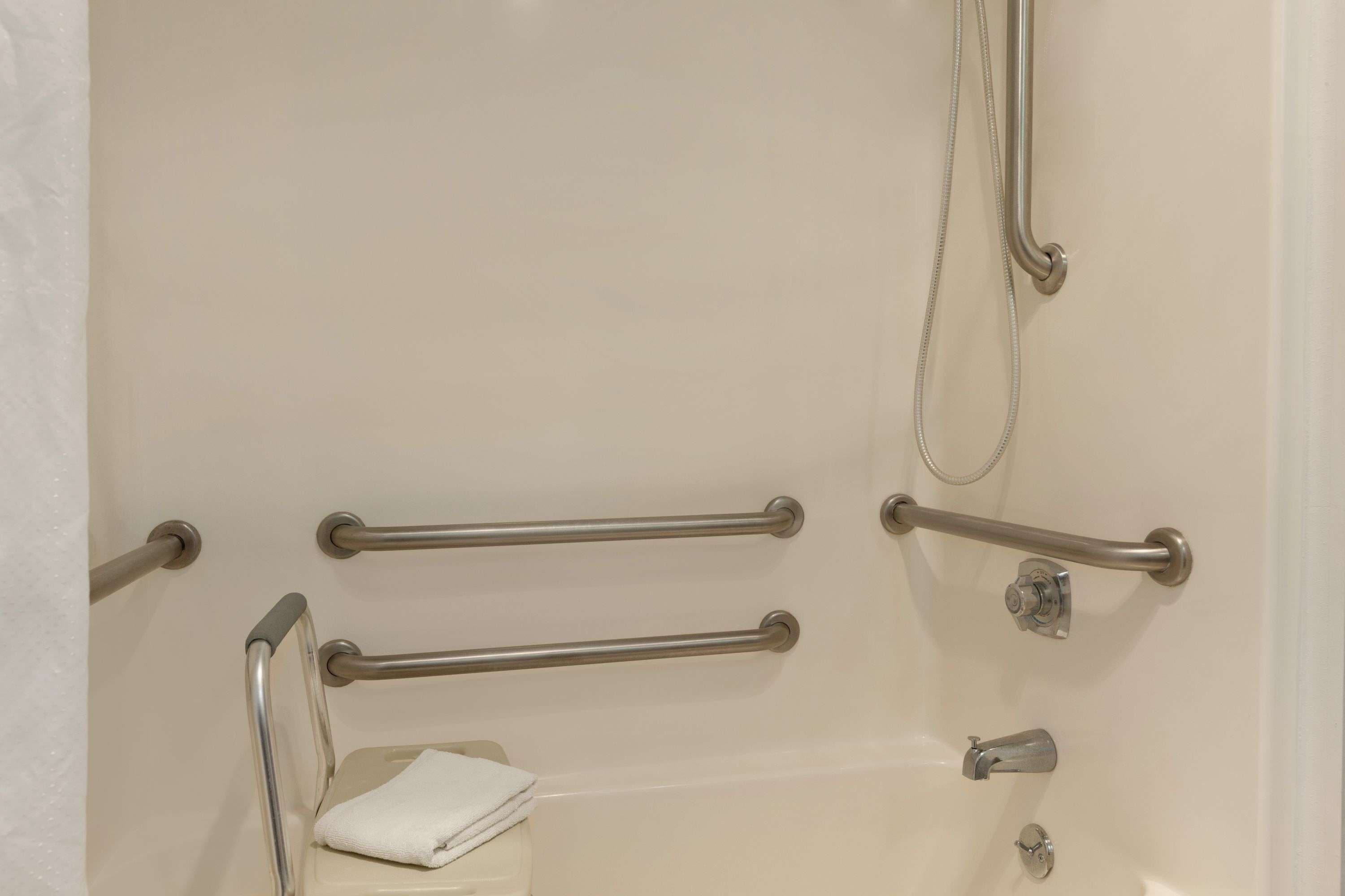 Combined shower/tub, free toiletries, hair dryer, towels