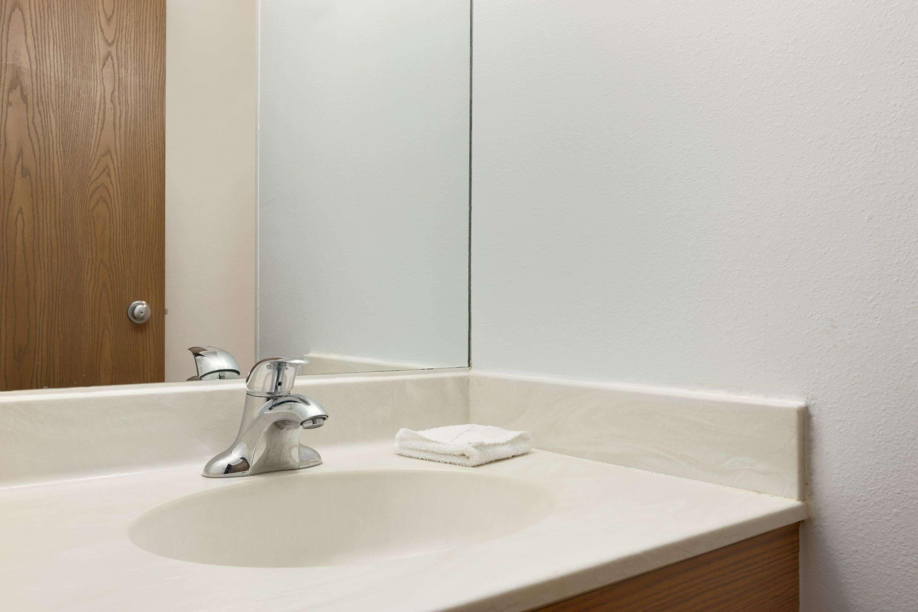 Combined shower/bathtub, free toiletries, hair dryer, towels