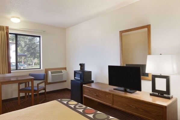 Standard Room, 1 Queen Bed, Non Smoking, Microwave | Desk, laptop workspace, blackout drapes, free cribs/infant beds