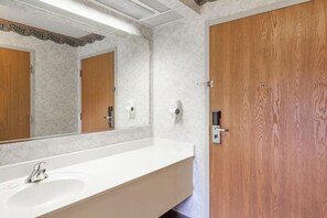 Combined shower/bathtub, hair dryer, towels