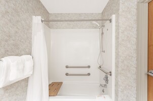 Bañera con ducha, secador de pelo, toallas