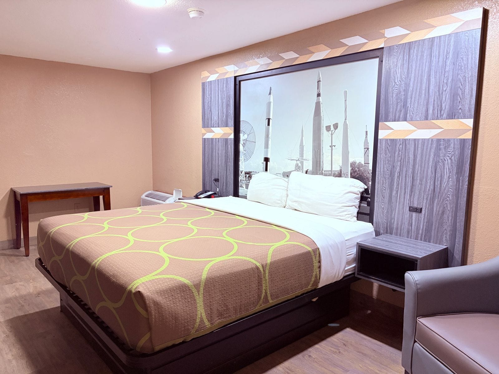 Room, 1 King Bed, Non Smoking | Free WiFi, bed sheets, alarm clocks