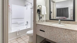 Un baño con ducha, inodoro y lavamanos.