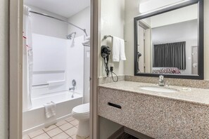Un baño con ducha, inodoro y lavamanos.