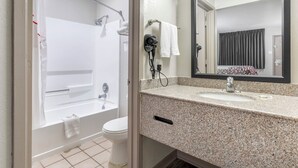 Combined shower/bathtub, free toiletries, hair dryer, towels