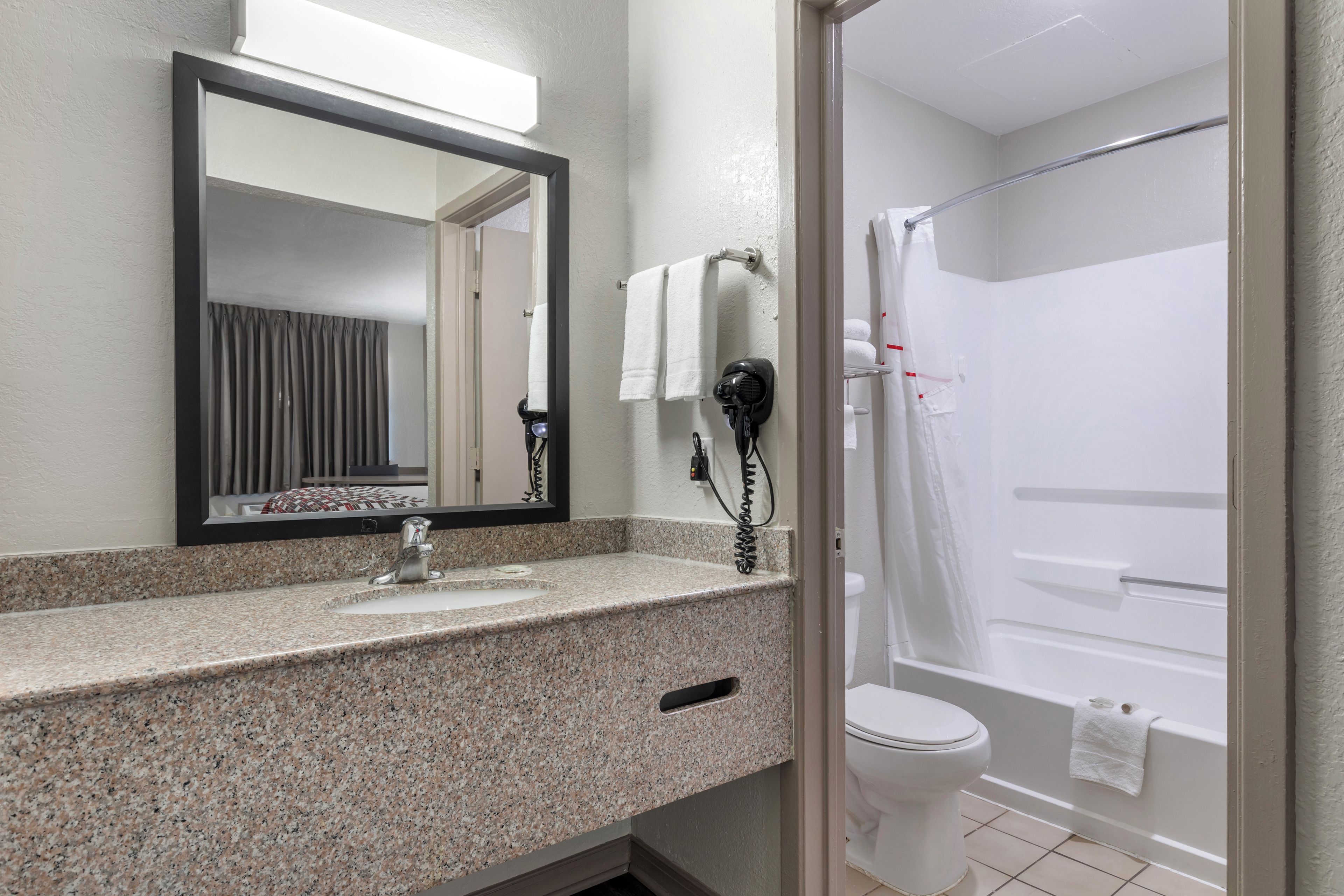 Ensemble baignoire-douche, articles de toilette (gratuits)