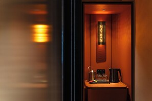 In-room safe, desk, blackout drapes, iron/ironing board - Nathan Hotel (Kowloon)