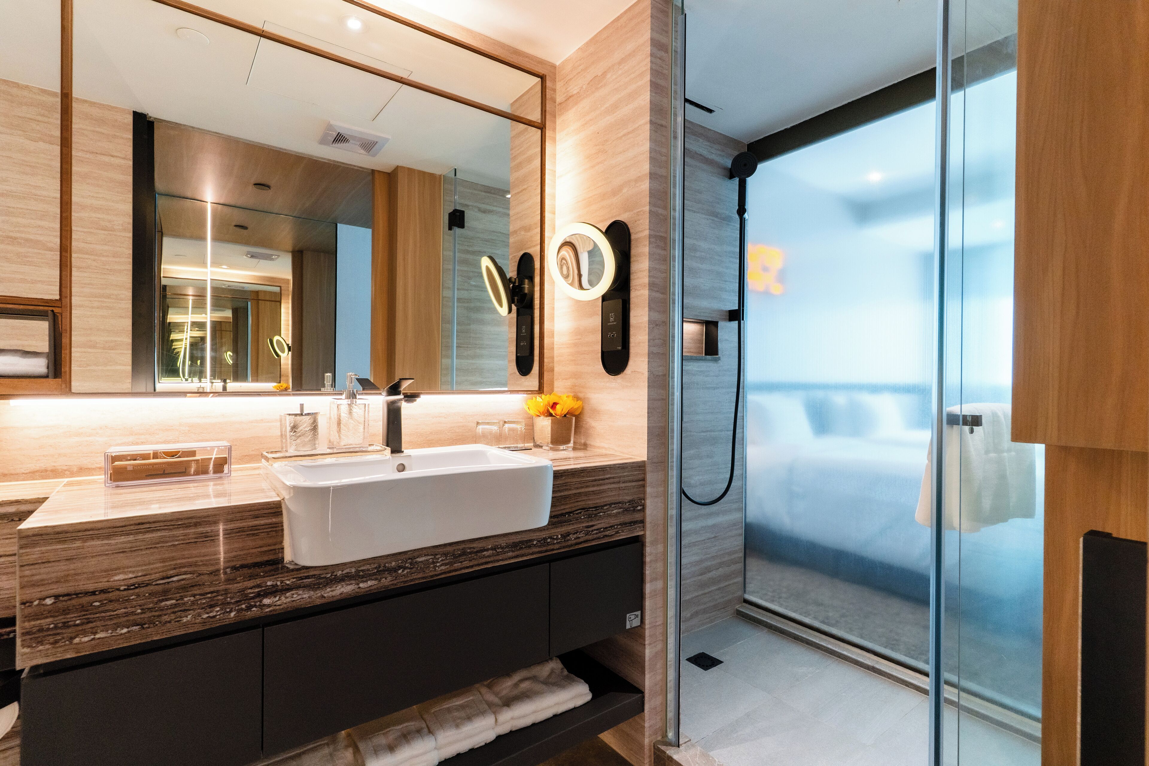 platinum grand room with 2 breakfasts | bathroom | free toiletries, hair dryer, slippers, towels