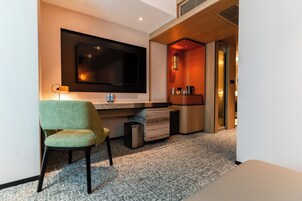 Platinum Grand Room with 2 breakfasts | In-room safe, desk, blackout drapes, iron/ironing board