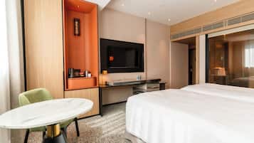 Platinum Grand Room with 2 breakfasts | In-room safe, desk, blackout drapes, iron/ironing board