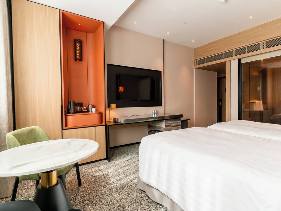 Grand kamer (Platinum) | Een kluis op de kamer, een bureau, verduisterende gordijnen