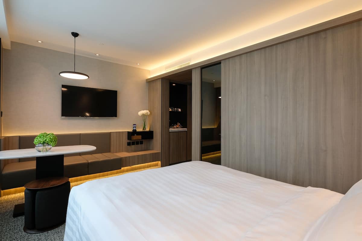 Nathan Queen Room with 2 breakfasts | In-room safe, desk, blackout curtains, iron/ironing board