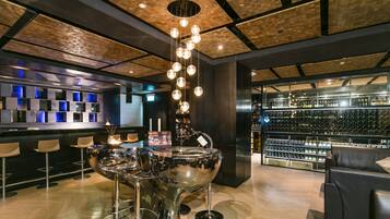 2 bars/lounges