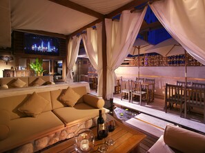 2 bars/lounges