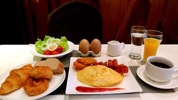 Daily buffet breakfast (HKD 108 per person)
