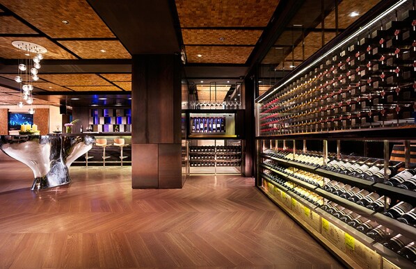 2 bars/lounges