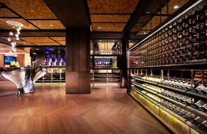 2 bars/lounges