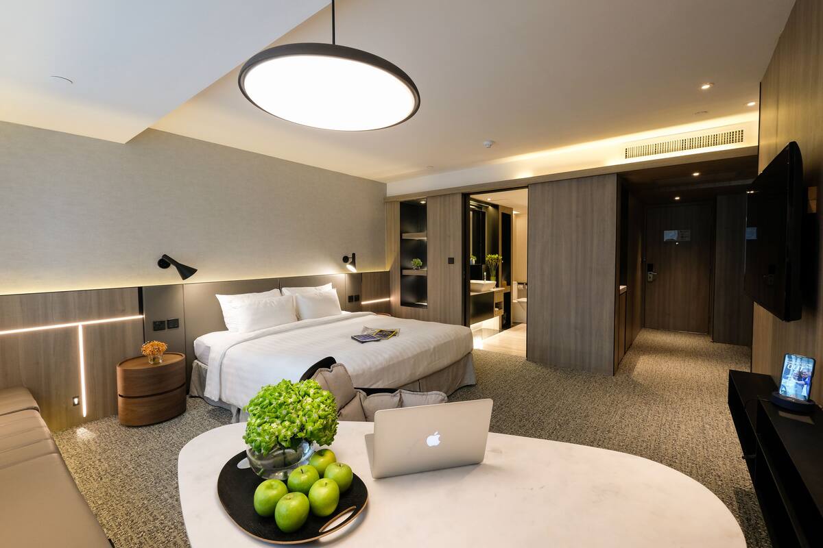Cofres nos quartos, escrivaninha, cortinas blackout