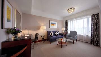 Deluxe Suite | In-room safe, desk, blackout curtains, soundproofing