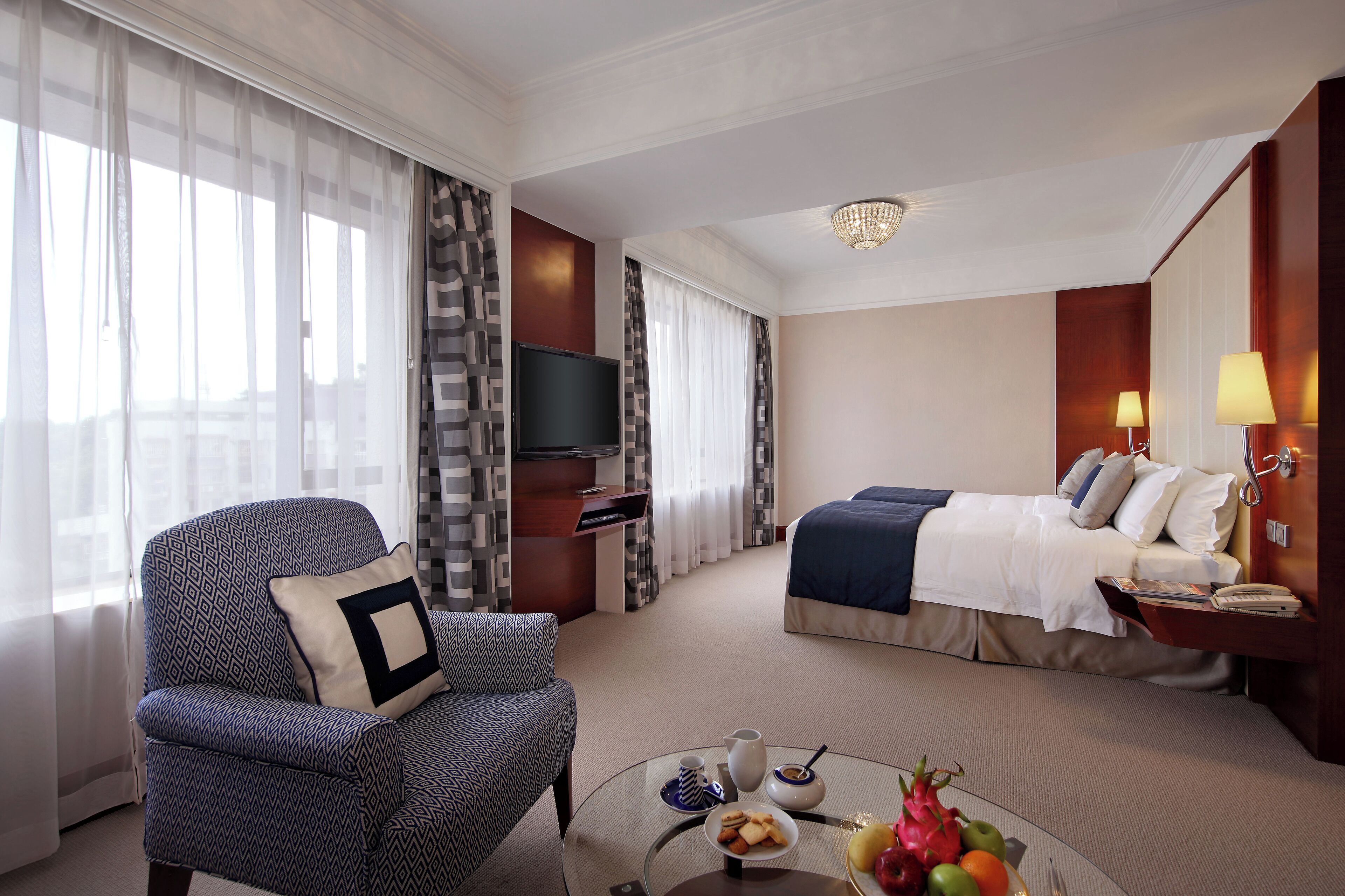 deluxe suite with lounge access | in-room safe, desk, blackout curtains, soundproofing