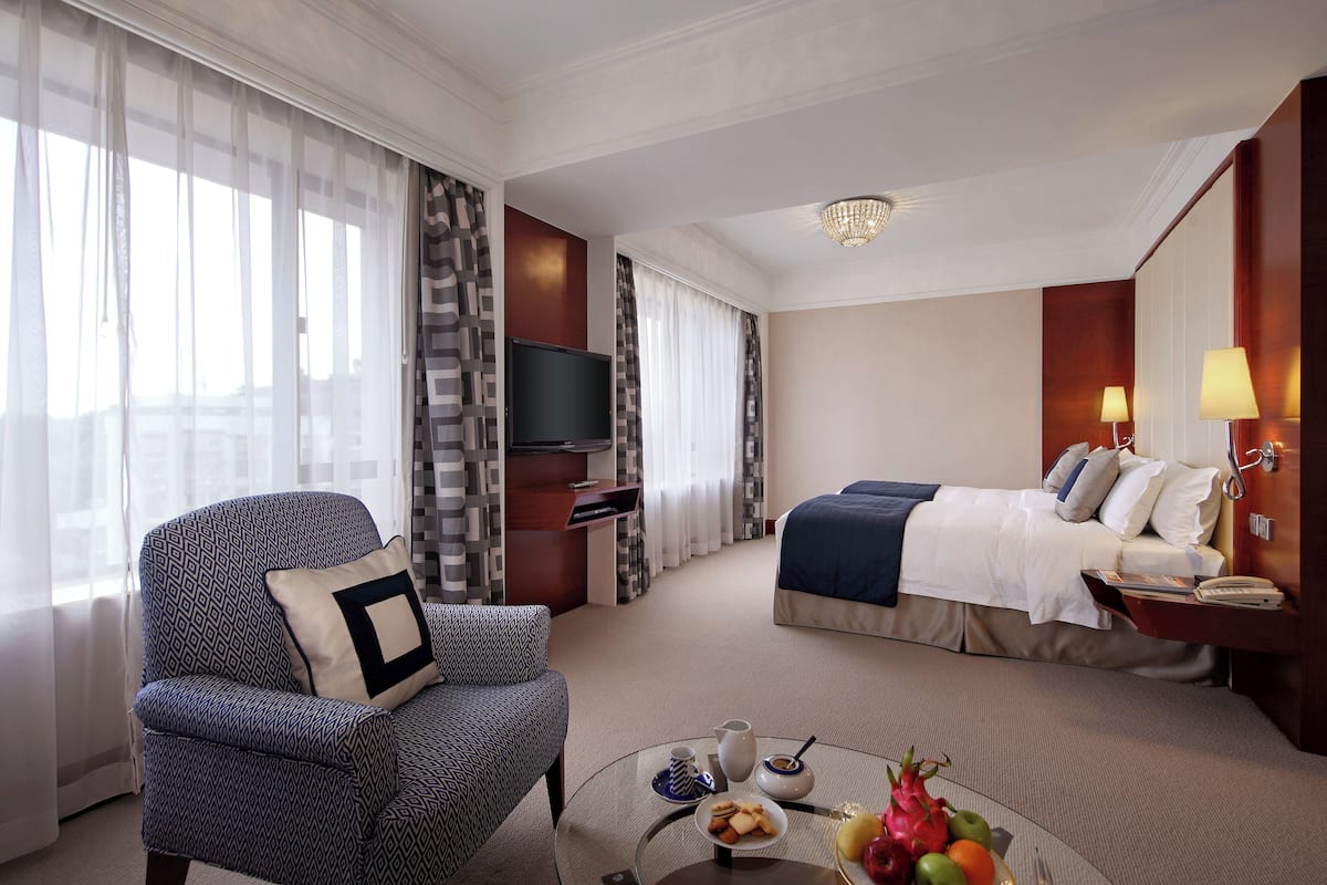 deluxe suite with lounge access | in-room safe, desk, blackout curtains, soundproofing