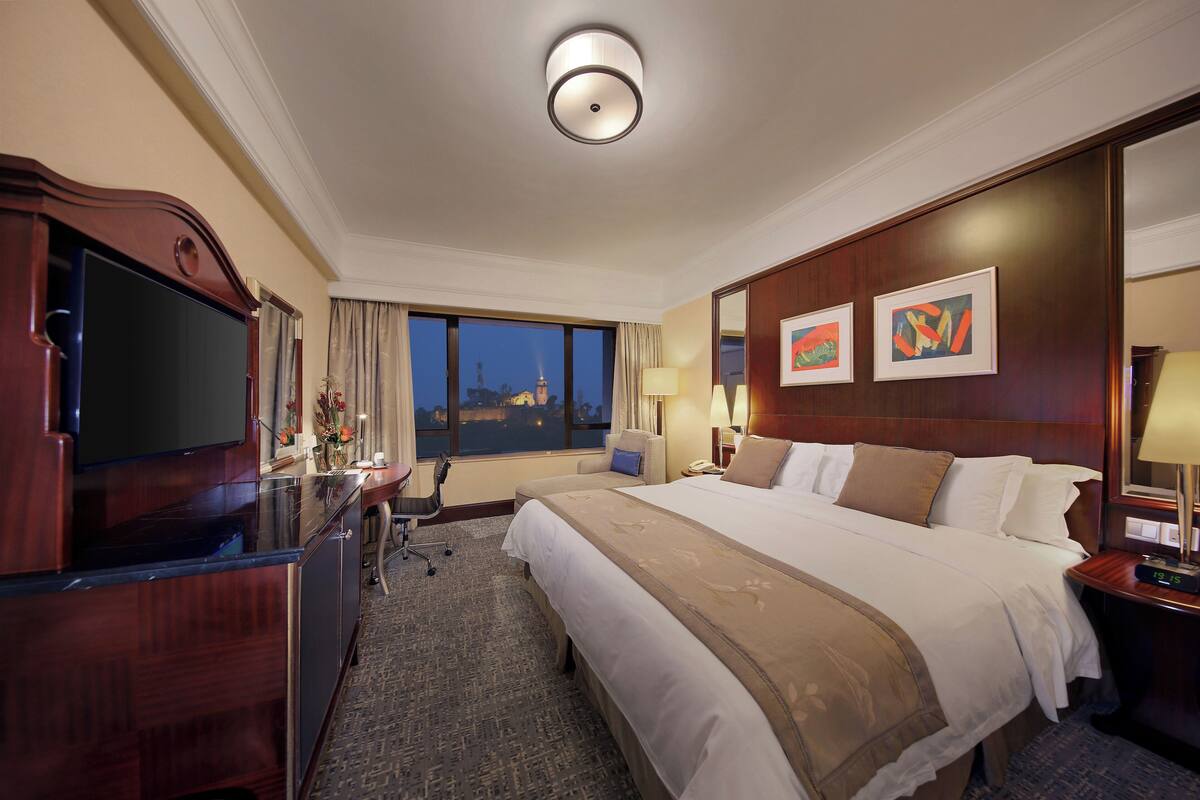 Deluxe Double Room | In-room safe, desk, blackout drapes, soundproofing