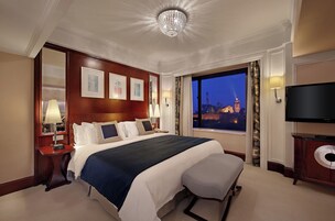 Premier Suite with Lounge Access | In-room safe, desk, blackout drapes, soundproofing