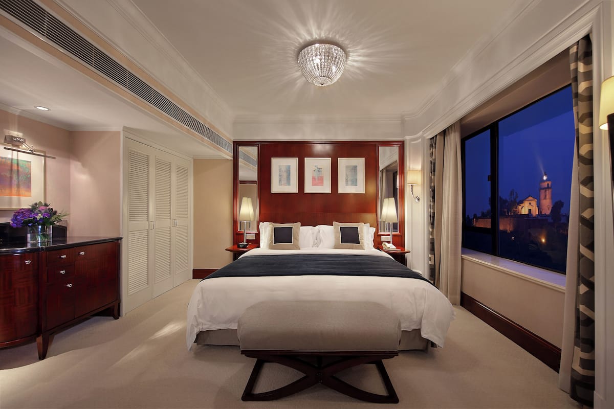 premier suite with lounge access | in-room safe, desk, blackout curtains, soundproofing