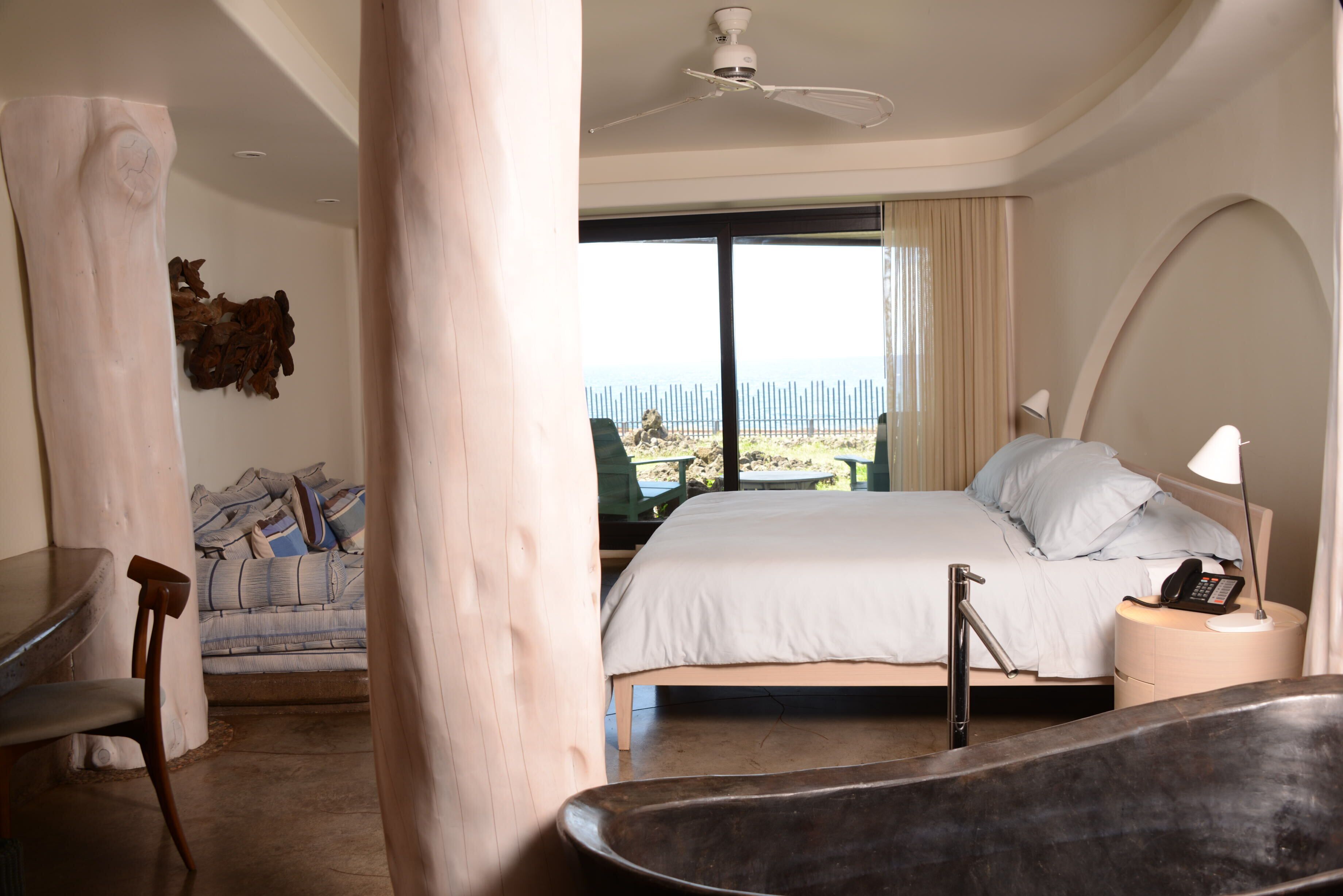 Kamer (Kainga) | Luxe beddengoed, een gratis minibar, een kluis op de kamer, een bureau