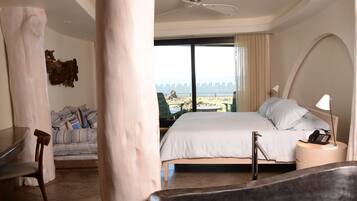 Kamer (Kainga) | Luxe beddengoed, een gratis minibar, een kluis op de kamer, een bureau