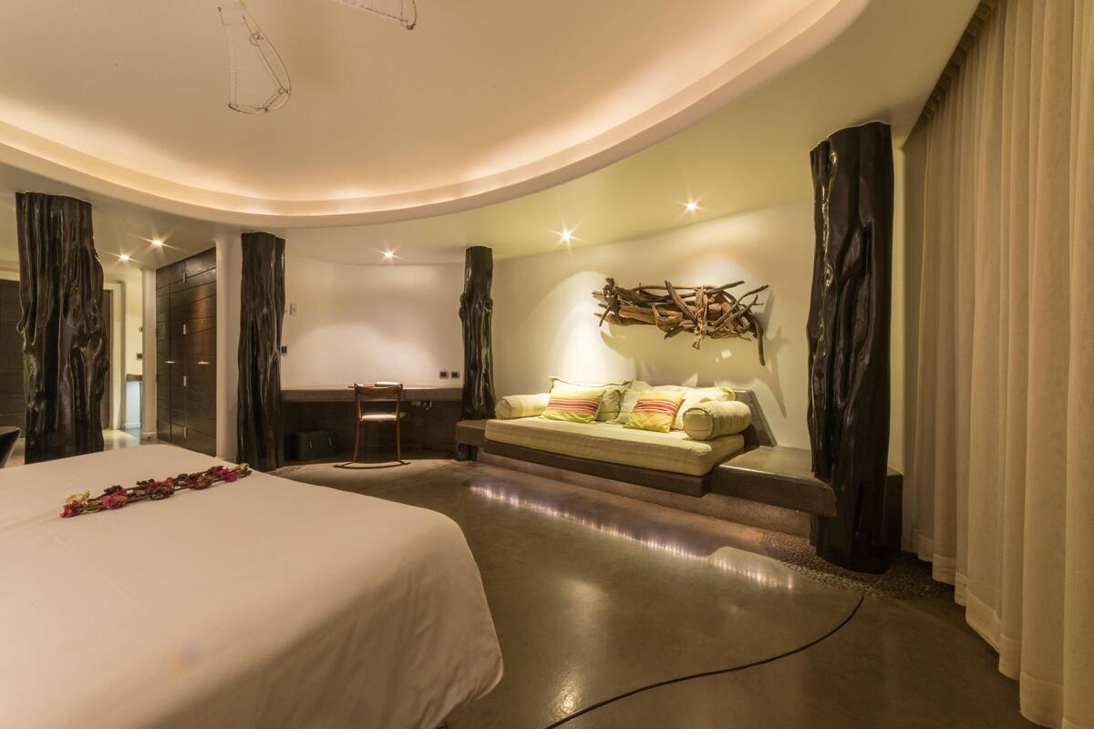 Premium bedding, minibar (free items), in-room safe, desk