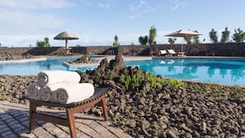 Piscine extérieure, parasols de plage, chaises longues