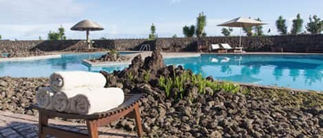 Piscine extérieure, parasols de plage, chaises longues