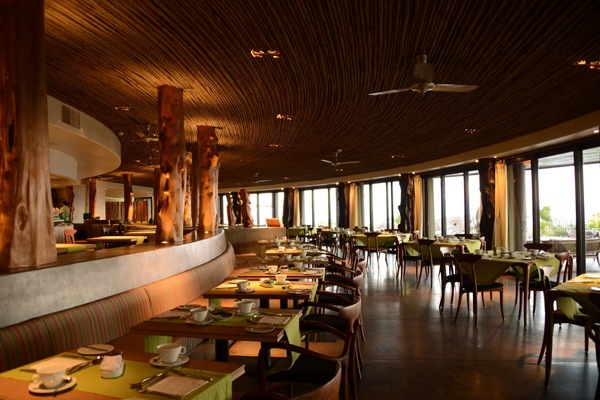 2 restaurants; breakfast, lunch, and dinner served